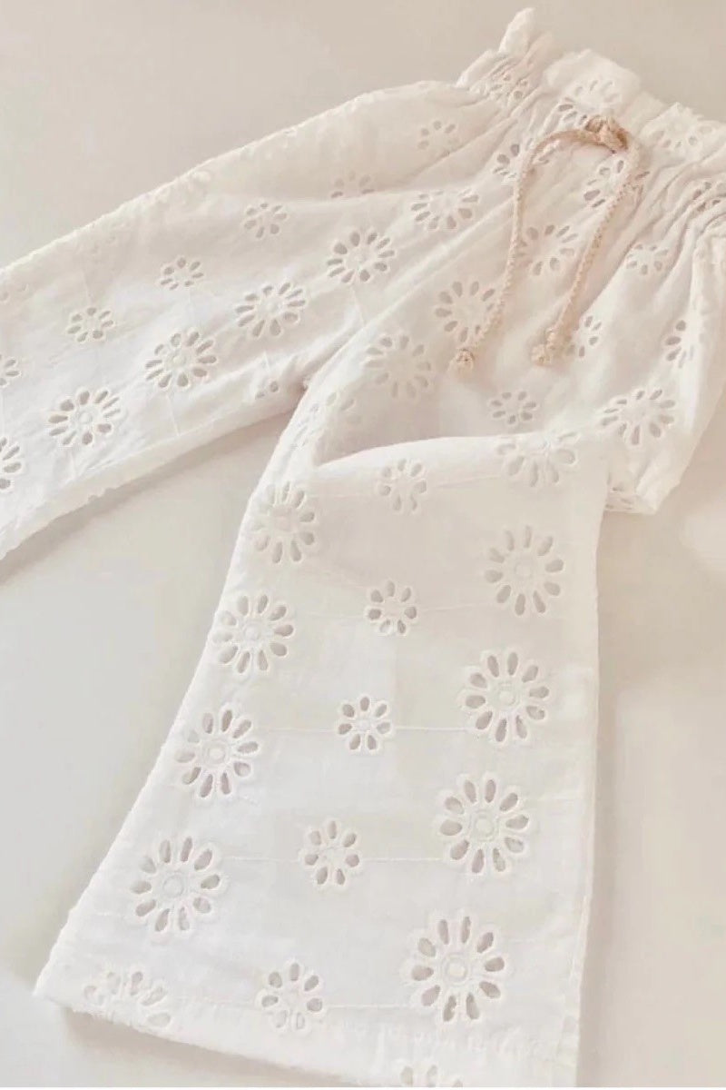 EMBROIDERY SET WITH FLARES | WHITE